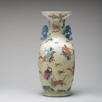 A large famille rose vase, Qing dynasty, 19th century.