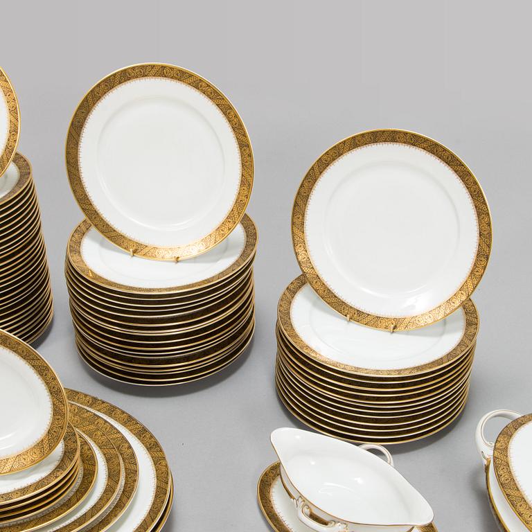 A 147-piece Rosenthal dinnerware set in porcelain, Germany 1940s/50s.