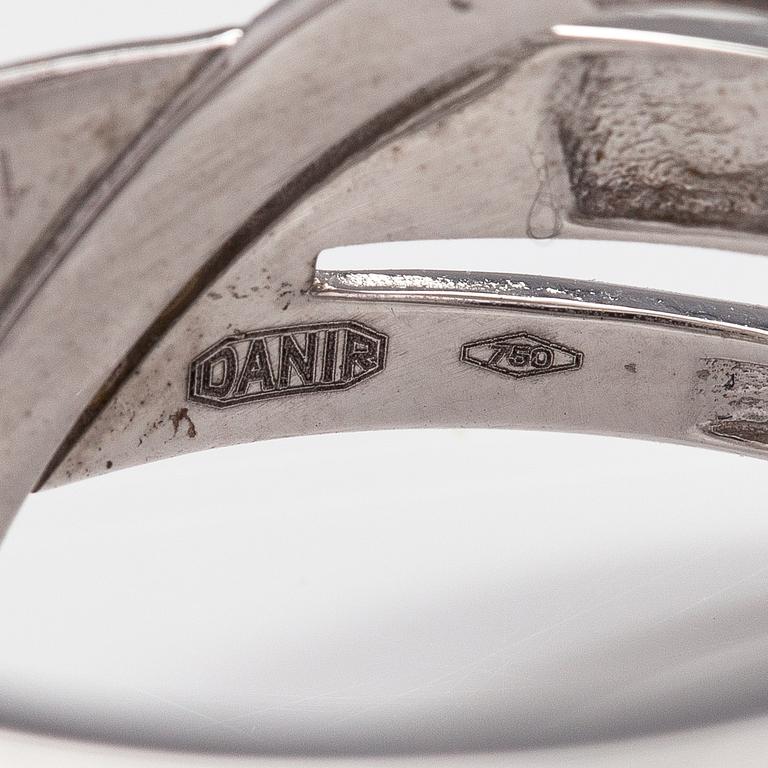 An 18K white gold ring with diamonds ca. 1.66 ct in total.