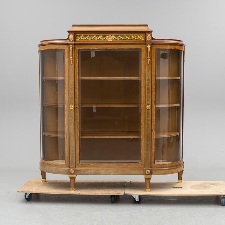 A DISPLAY CABINET, gustavian style, signed with label: "Gustaf L Sahlholm Snickare i Stockholm 25/5 1910".