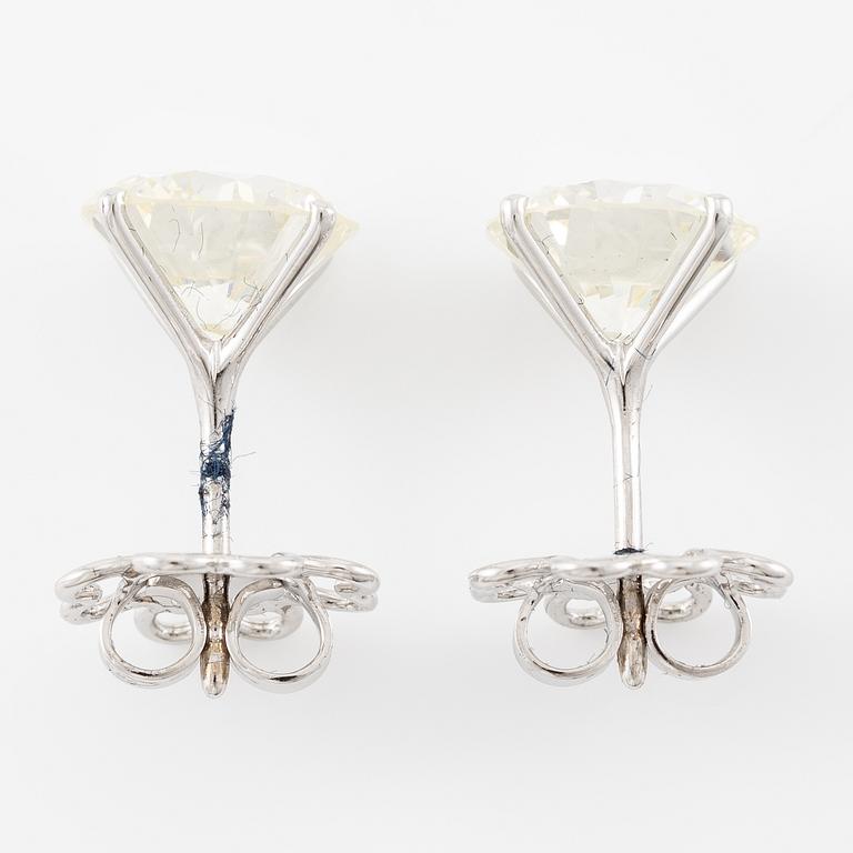 Ett par örhängen 18K vitguld med två runda briljantslipade diamanter totalvikt ca 5 ct.