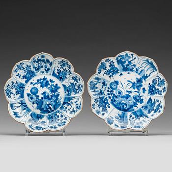 696. A pair of blue and white dishes, Qing dynasty, Kangxi (1662-1722).