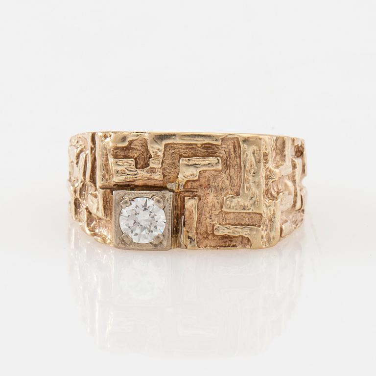 Ring/Claw ring 14K gold with a round brilliant-cut diamond.