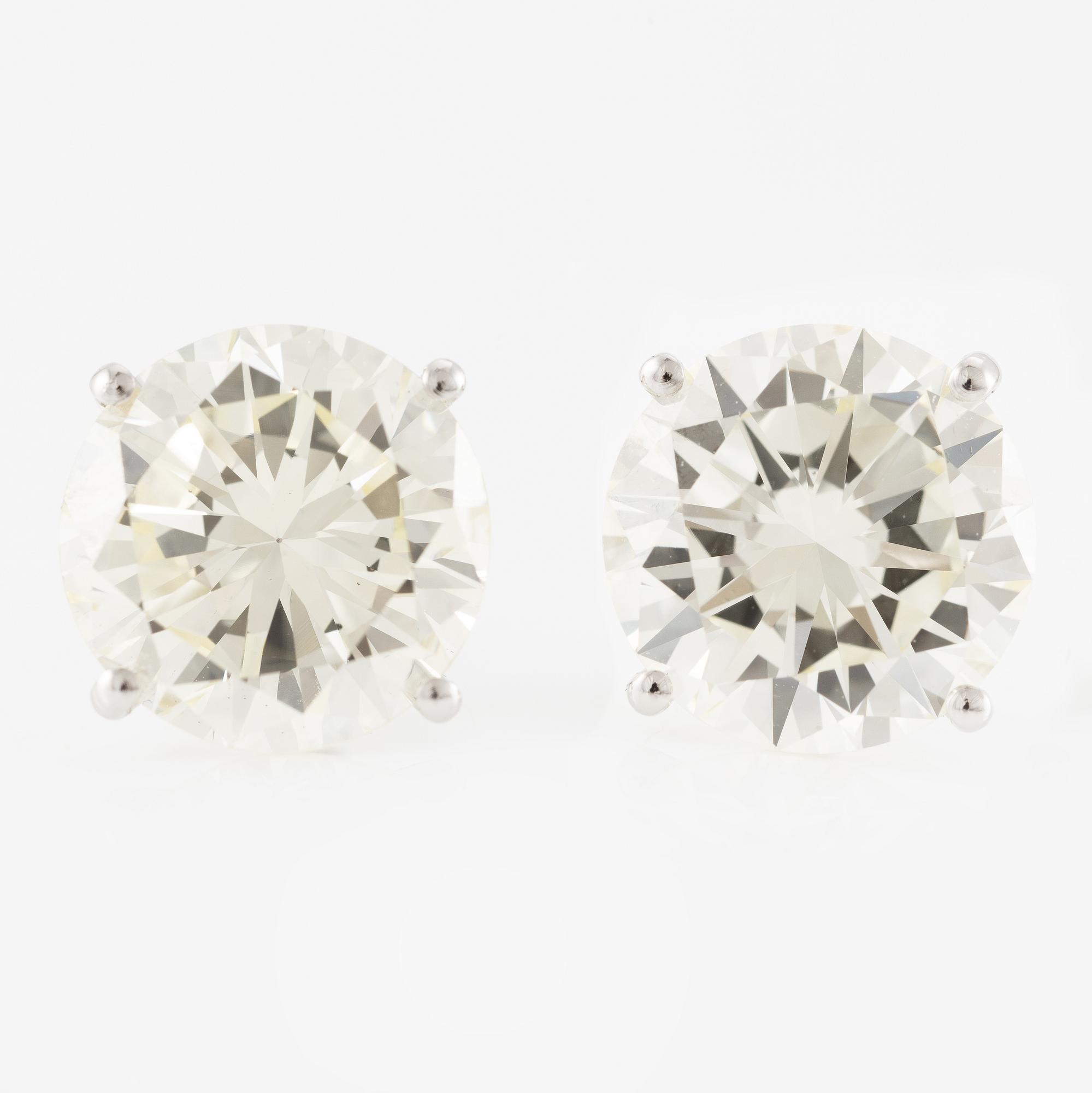 Ett par örhängen 18K vitguld med två runda briljantslipade diamanter totalvikt ca 5 ct.