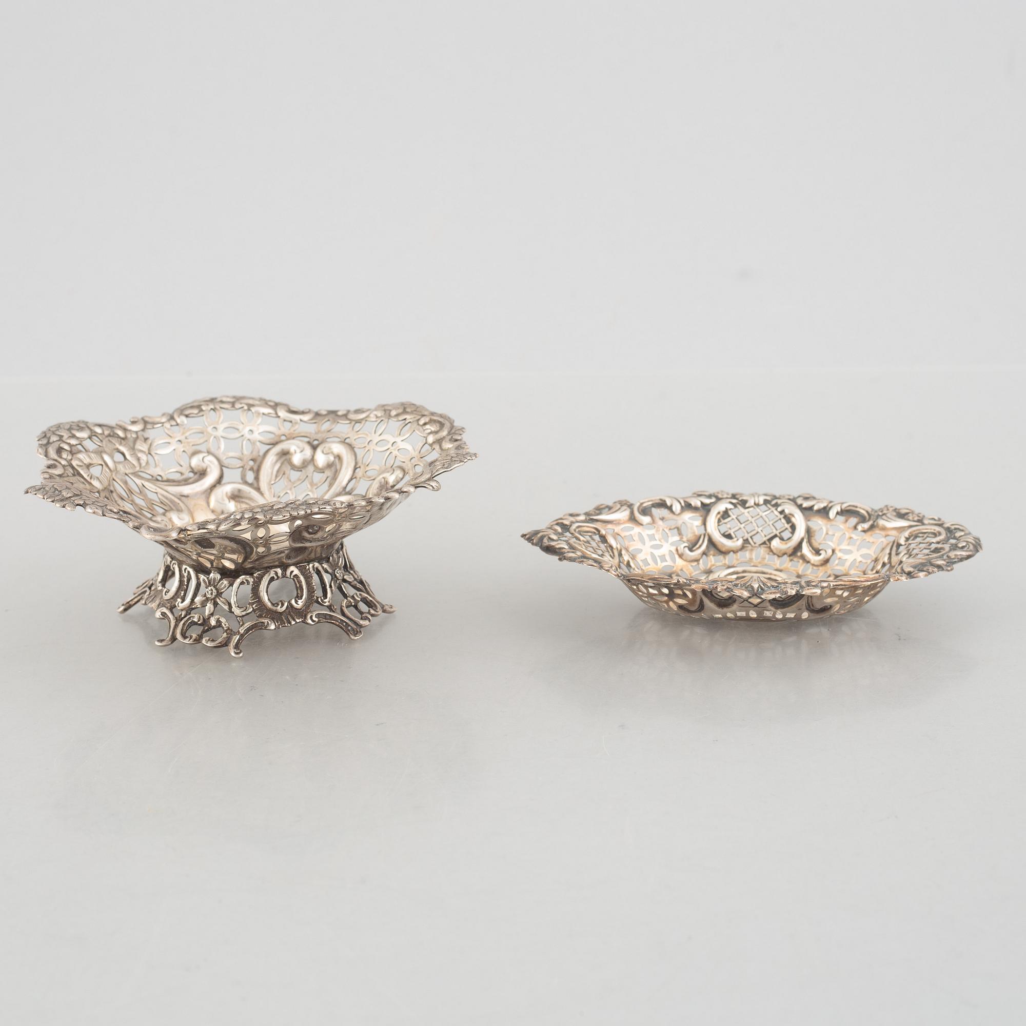 A set of five silver items, including Kemp Brothers, London, England 1895.