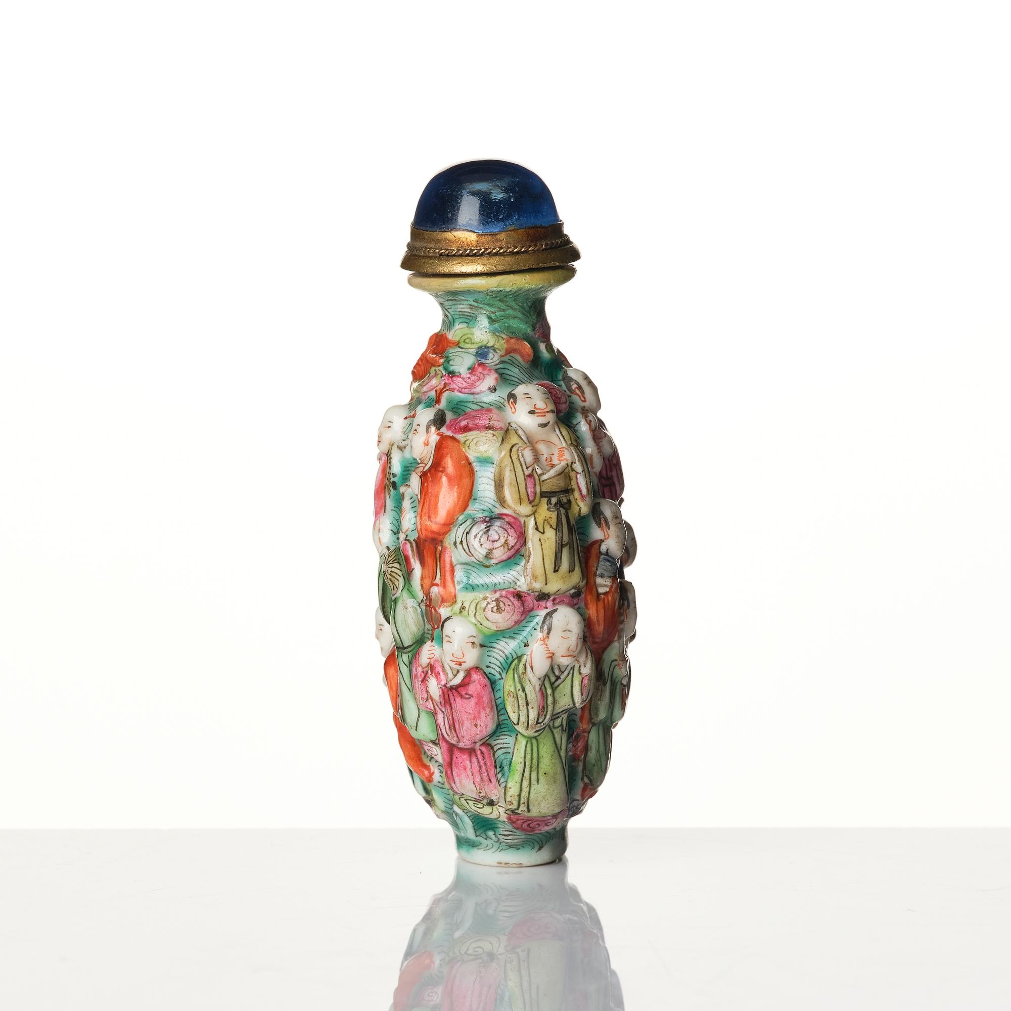 A Chinese porcelain snuff bottle, late Qing dynasty / early 20th century.