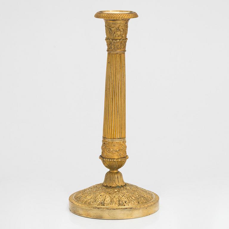 Ljusstake, brännförgylld brons, empire, 1800-talets första hälft.