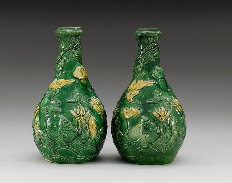 A pair of Ming style vases, Qing dynasty (1644-1912).