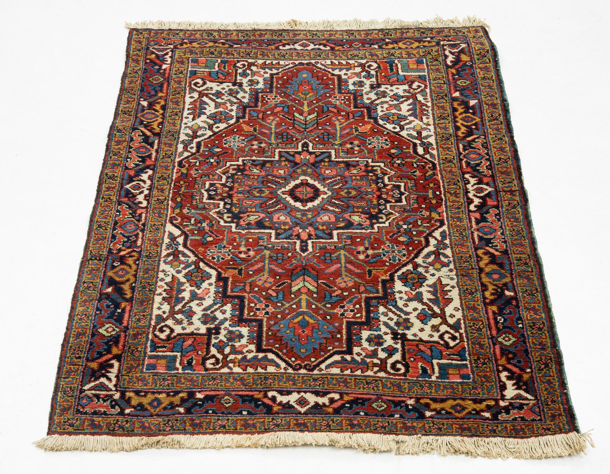 Matto, Antiikki/semi-antiikki Heris/Gorovan, noin 155 x 112 cm.