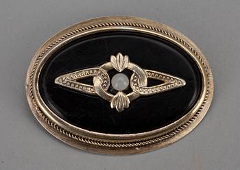 BROSCH, förgylld silver, onyx, glasspärla. Sovjetiska stämplar 1927-1954. Vikt 9,6 g.