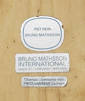BORD. "Superelips" design Bruno Mathsson och Piet Hein för Bruno Mathsson International.