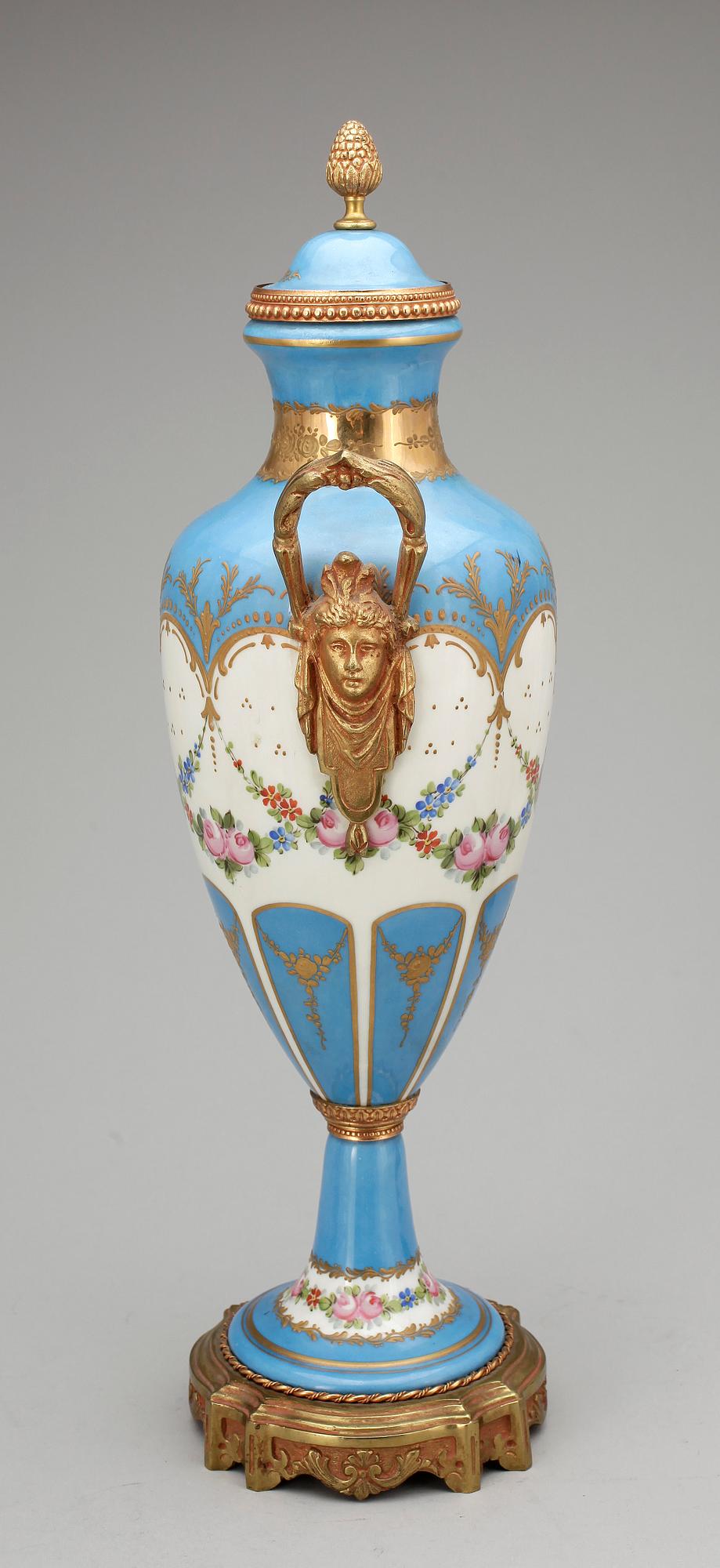 URNA, porslin och mässing, Sevres-liknande märke i lock, Paris, trol sent 1800-tal.