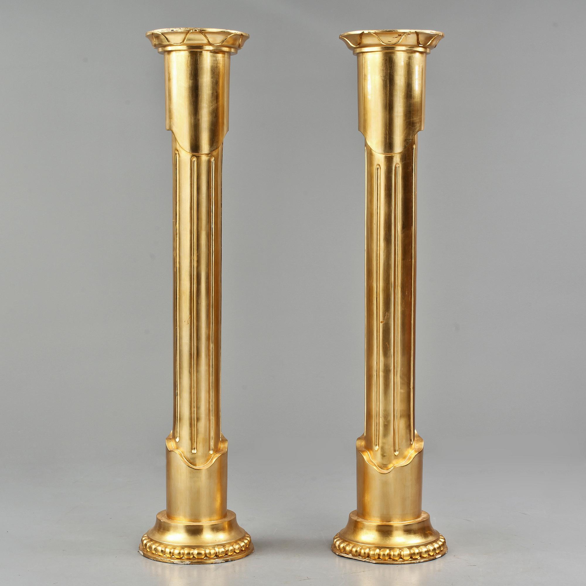 KOLONNER, ett par, gustaviansk stil, 1900-talets andra hälft.