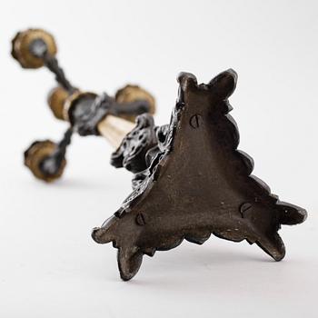 KANDELABRAR, 1 par, patinerad metall, empirestil, 1900-tal.