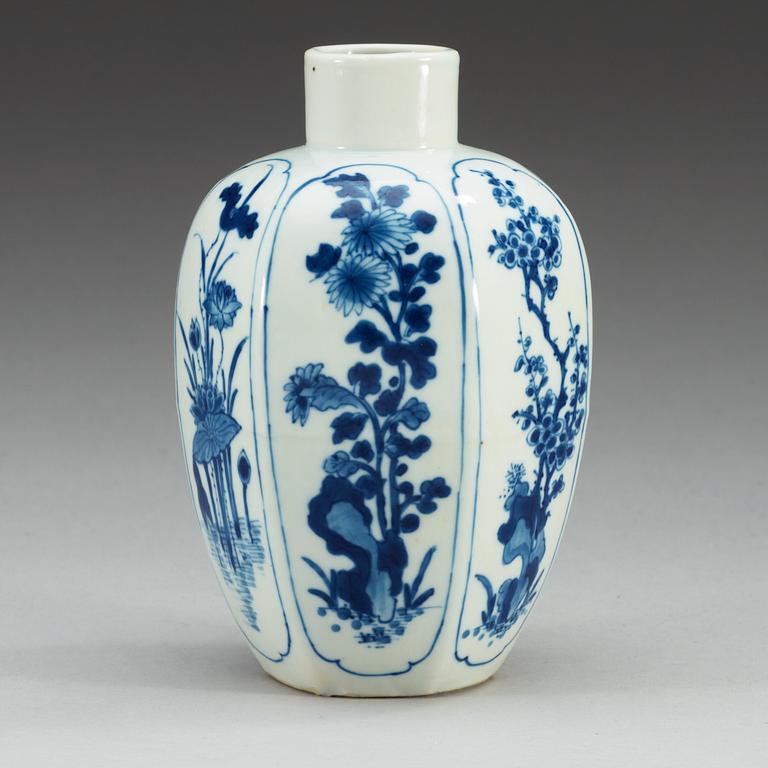 VAS, porslin. Qing dynastin, Kangxi (1662-1722).