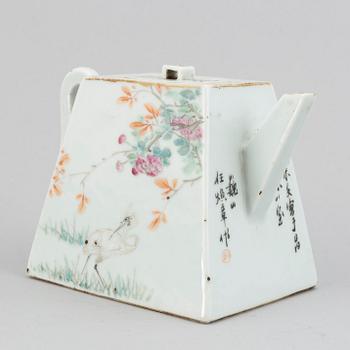 A Chinese qianjiang enameled porcelain teapot with cover, Republic.