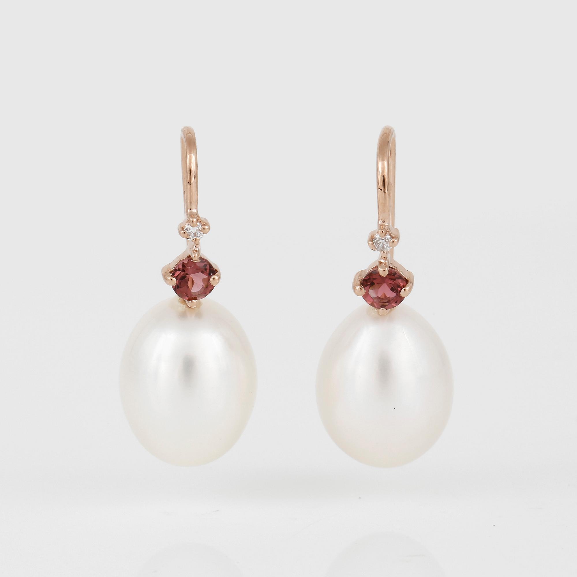 ÖRHÄNGEN, ett par, med odlade sötvattenspärlor, diamanter och rosa turmaliner.