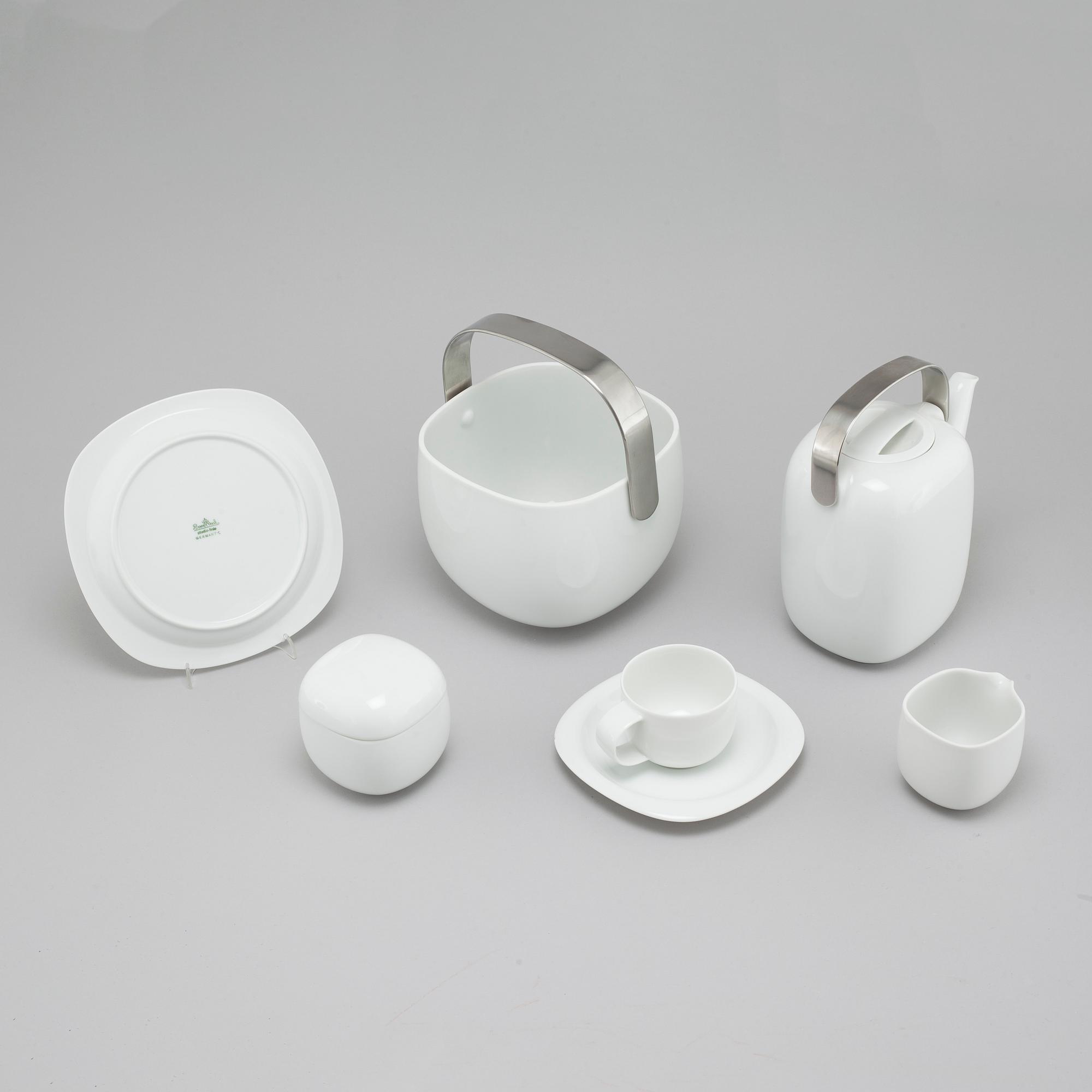 14 pieces of "Suomi" porcelain table ware, designed in 1976 by Timo Sarpaneva for Rosenthal.