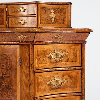 A Fredrik I late baroque burr alder-veneered commode, first part of the 18th century.