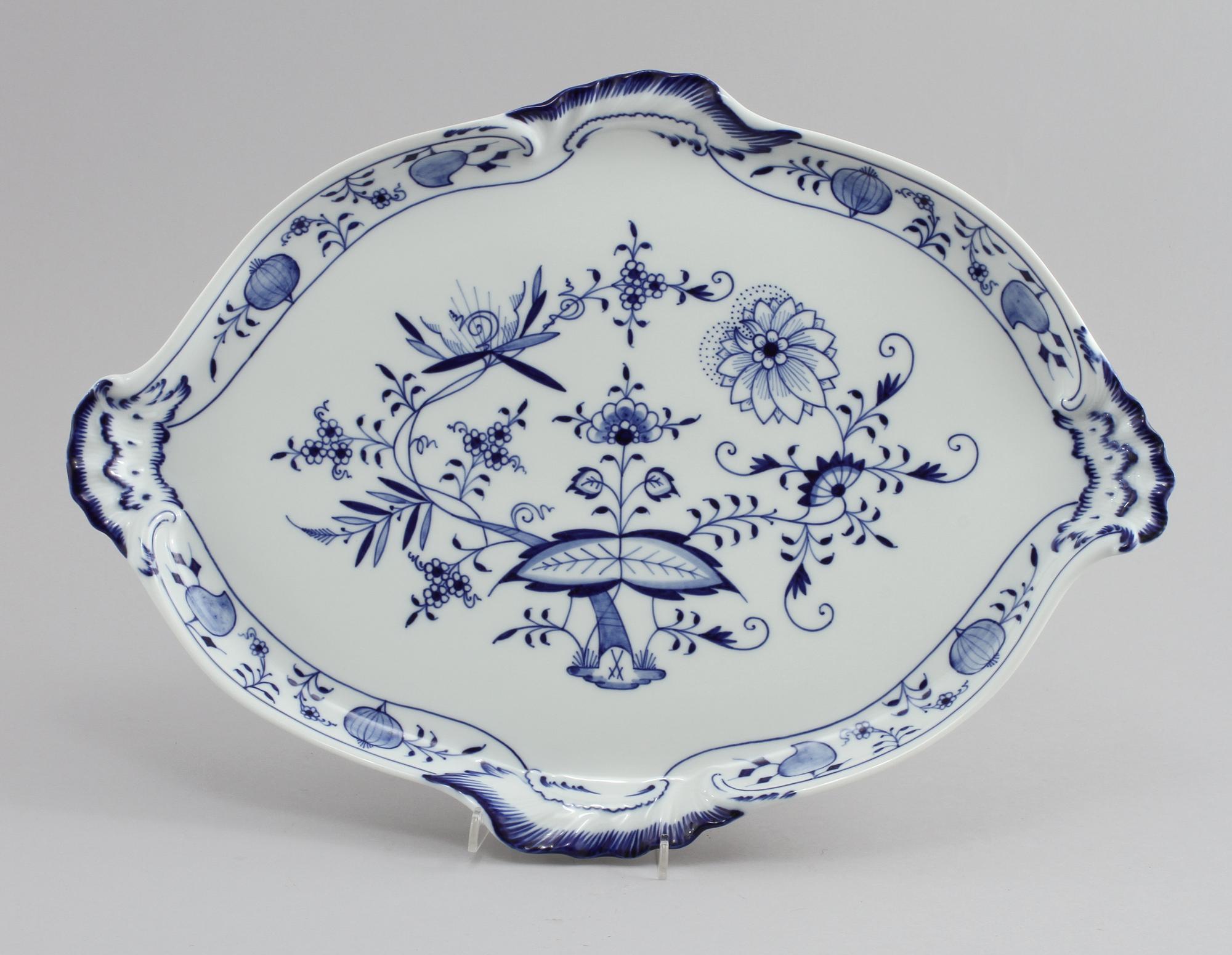 UPPLÄGGNINGSFAT, porslin, "Lökmönstret", Meissen, 1900-talets andra hälft.