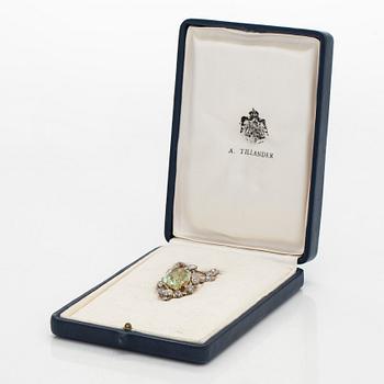 A. Tillander, a brooch/pendant in 18K gold, with an oval light green beryl, rose- and old-cut diamonds, Helsinki, 1968.