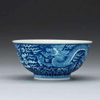 A blue and white bowl, Qing dynasty with Qianlong mark.