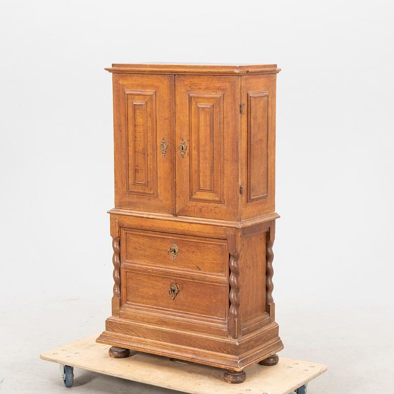 skåp barockstil 1800-tal.