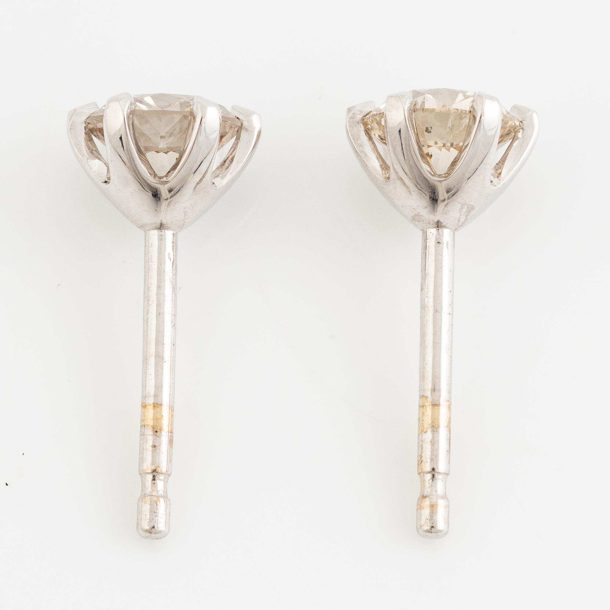 Örhängen, ett par, 18K vitguld med briljantslipade diamanter.