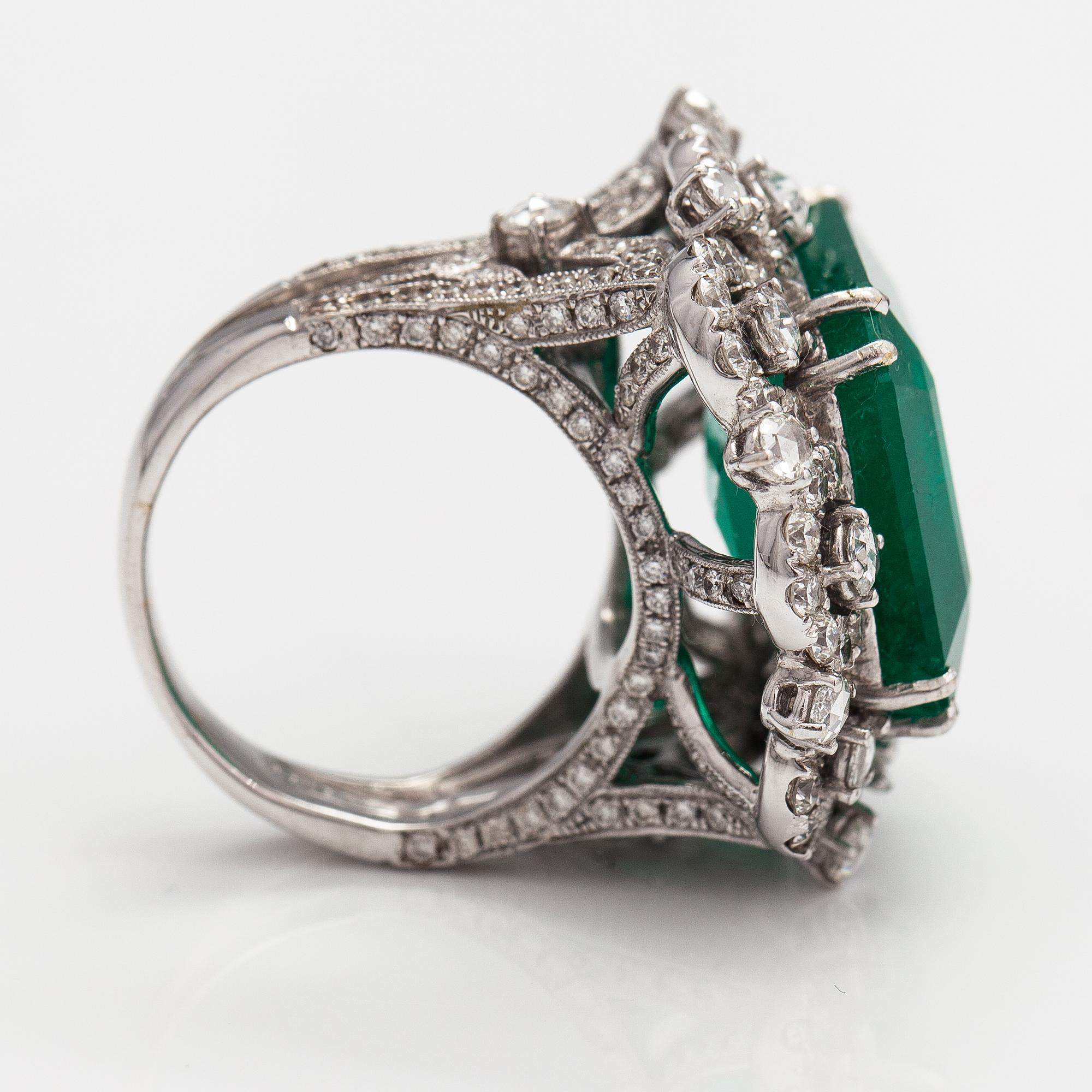 Cocktailsormus, 18K valkokultaa, smaragdi n. 20.37 ct ja ruusu- ja briljanttihiottuja timantteja n. 2.72 ct yht.