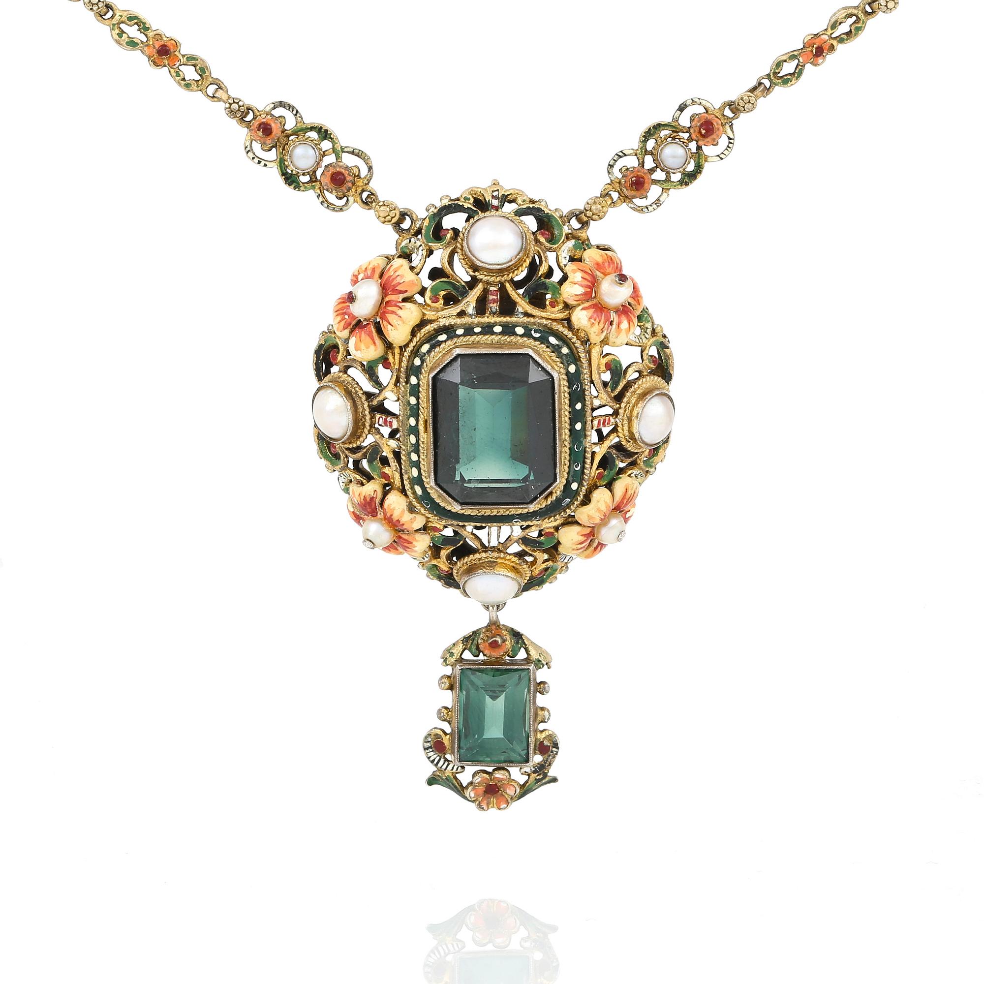 GARNITYR, 4 delar, förgyllt silver och färgade glasstenar, emalj samt söttvättenpärlor, andra hälft 1800-talets.