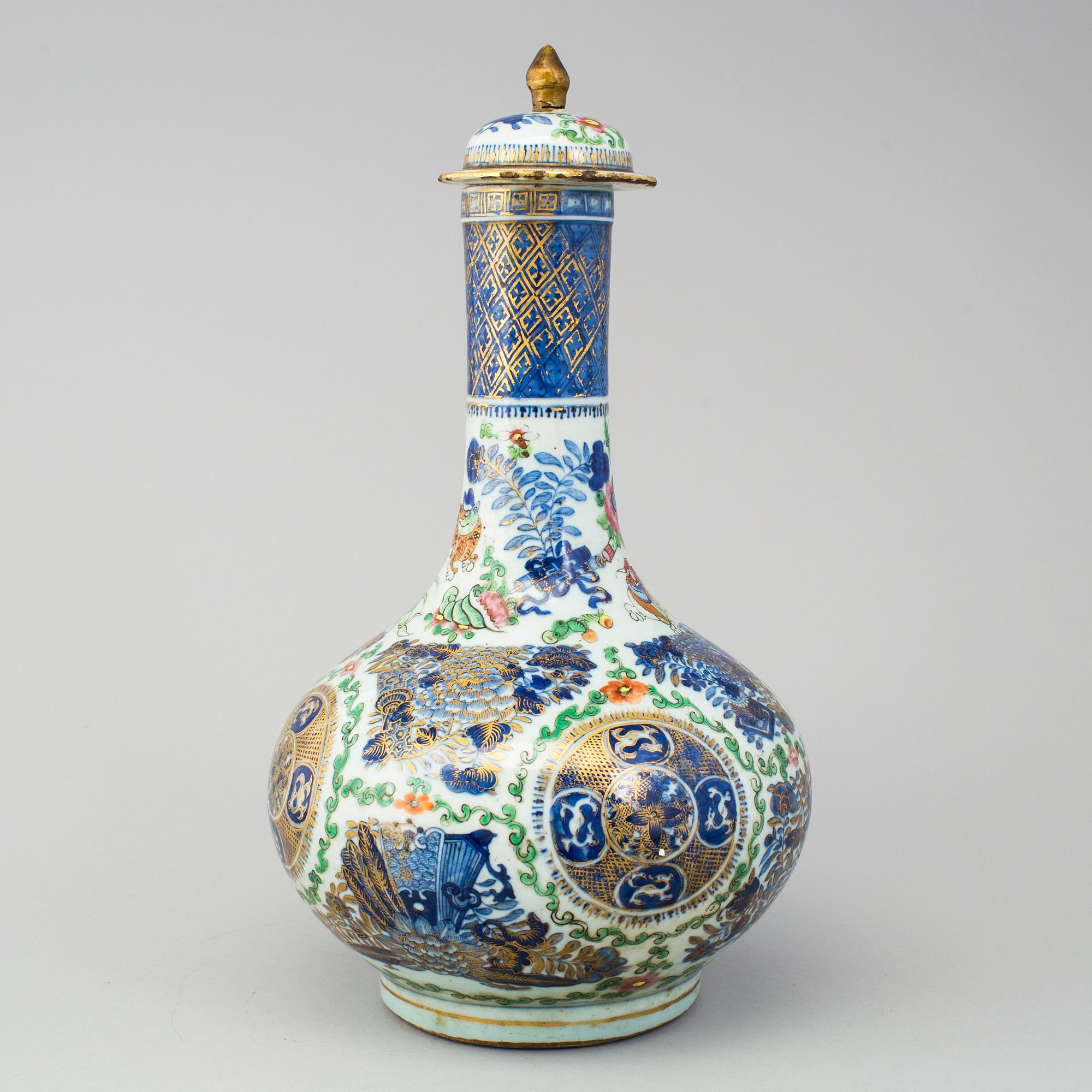 A chinese famille rose medallion and underglazed blue and white vase with cover. Qing dynasty, late 19th century.