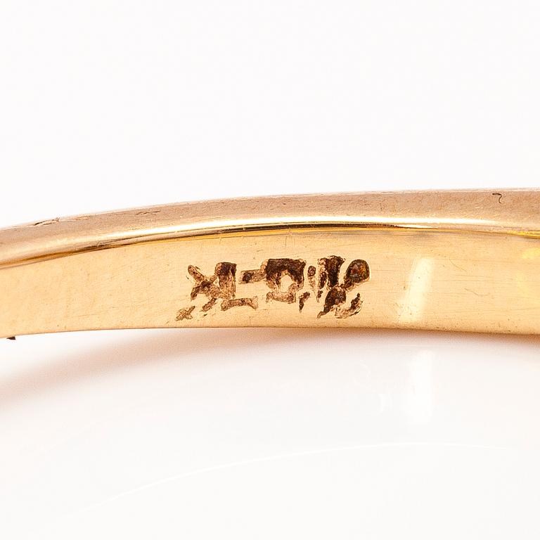 An 18K gold ring with marquise cut diamonds ca. 0.45 ct in total.