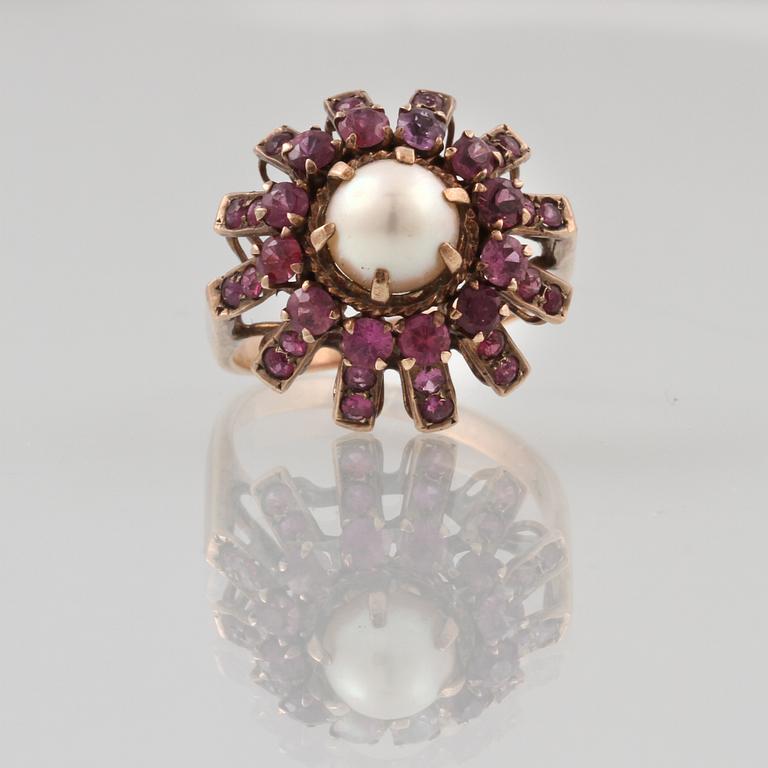 RING, 14K guld med odlad pärla och rosa safirer. Vikt 4,3 gram.