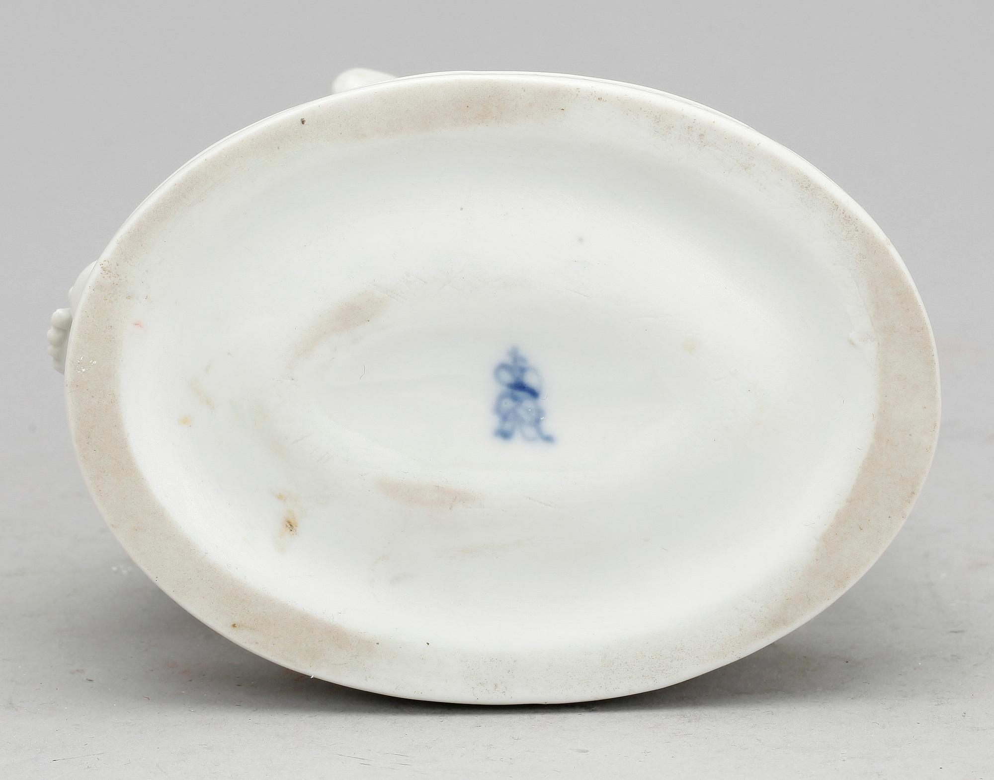 FIGURIN, porslin, bär märkning, 18/1900-tal.
