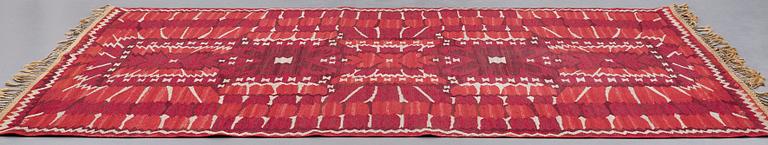 Barbro Nilsson, A CARPET, "Strålblomman, röd", flat weave, ca 313,5 x 200-202,5 cm, signed AB MMF BN.