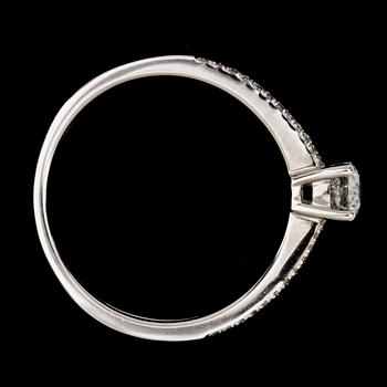 RING, 18k vitguld med briljantslipade diamanter tot ca0,43 ct. Vikt 2,8g.