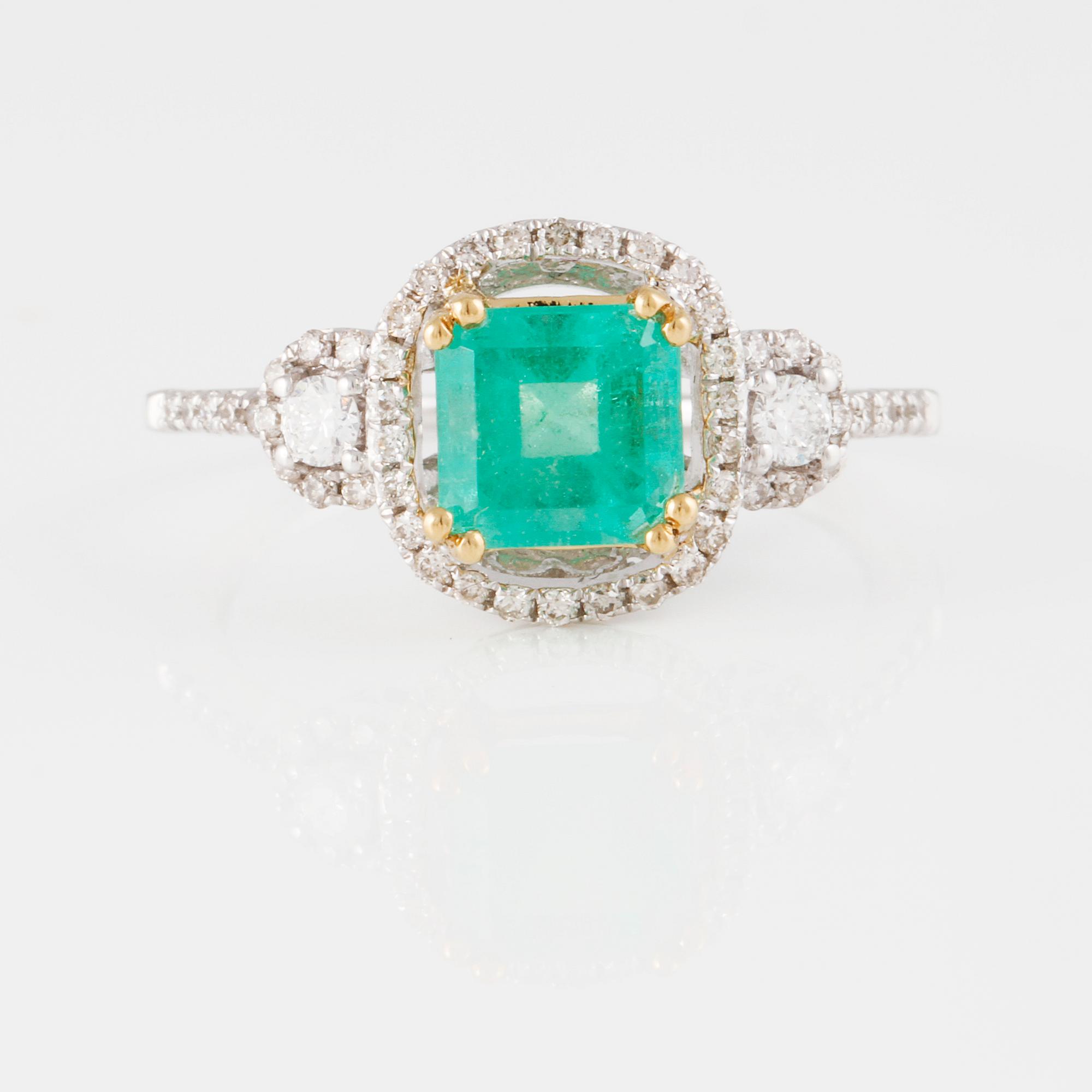 RING, 18K vitguld med briljantslipade diamanter ca 0.30 ct samt smaragdslipad smaragd ca 1.15 ct. Vikt 3,1 gram.