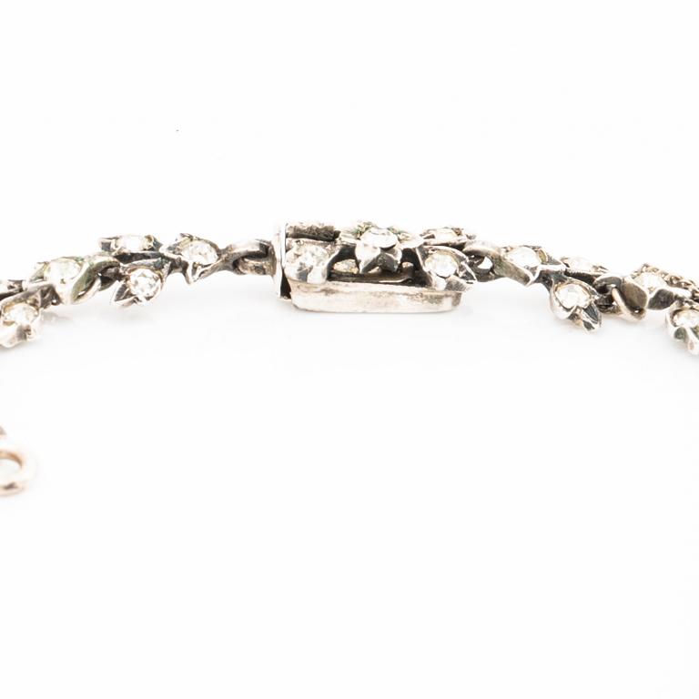 COLLIER samt ett par ÖRHÄNGEN, paste, ametister, silver, troligen 1900-talets första hälft, originaletui.