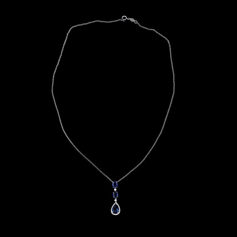 HÄNGE, 18k vitguld med små briljantslipade diamanter, 0.22 ct samt 3 blå fasettslipade safirer, 3.56 ct.  Vikt 4 g.