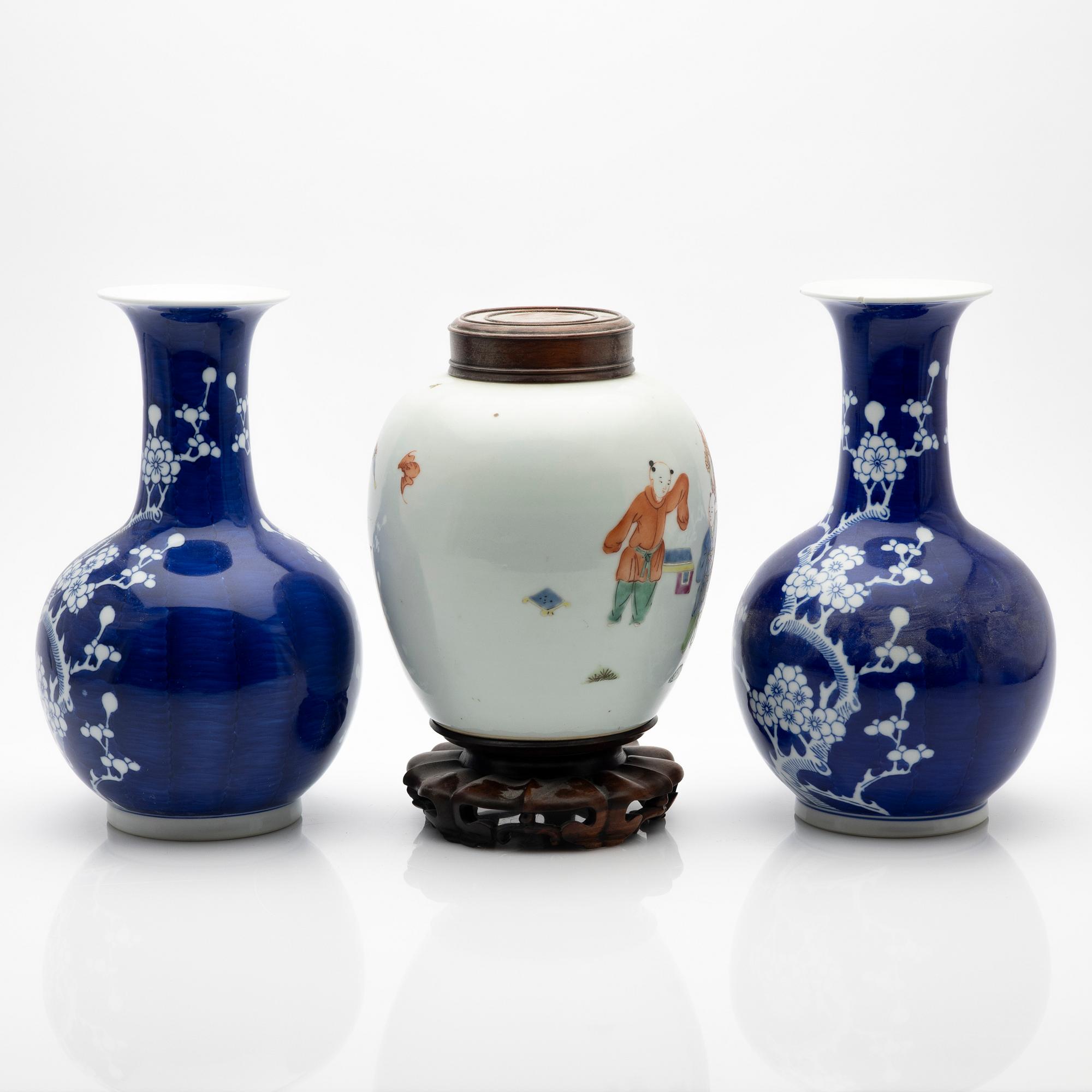 Vases, a pair, and a urn, porcelain, China, 19th/20th century.
