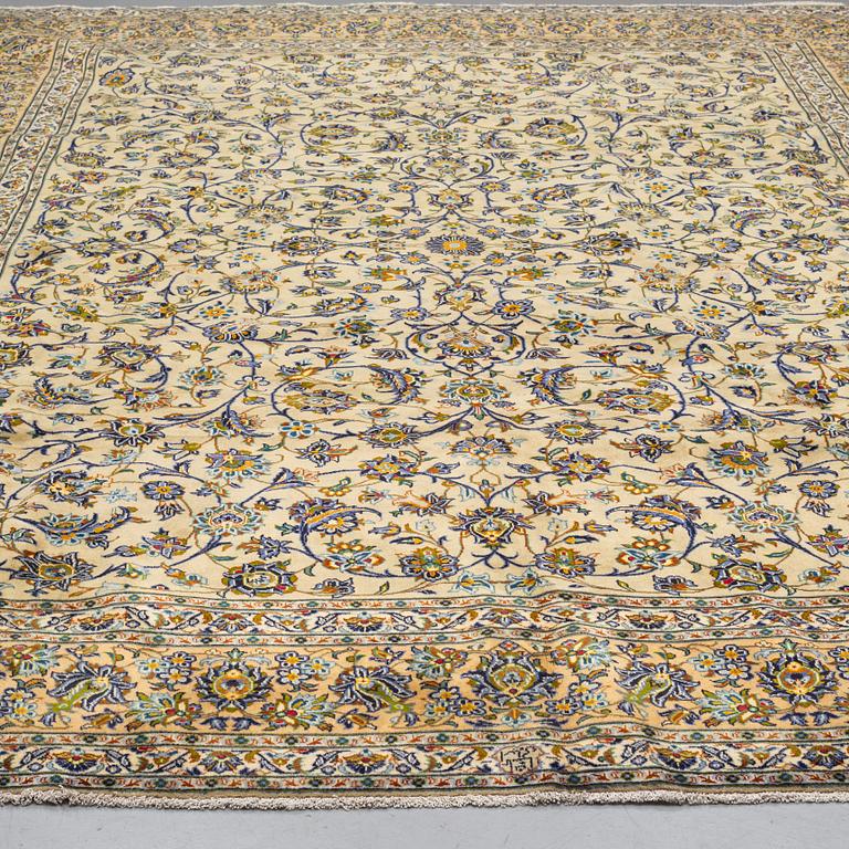 A CARPET, KASHAN, CA 408 X 297 CM.