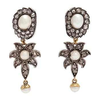 Örhängen med pärlor och rosenslipade diamanter.