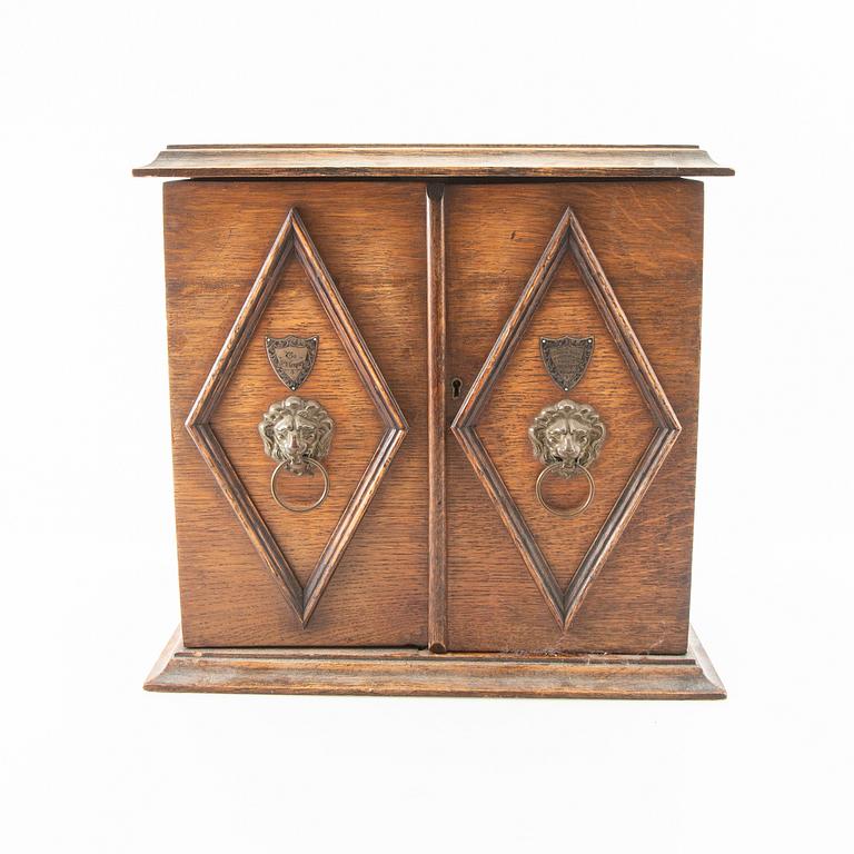 Apoteksskåp John Berry & Sons England omkring 1900.