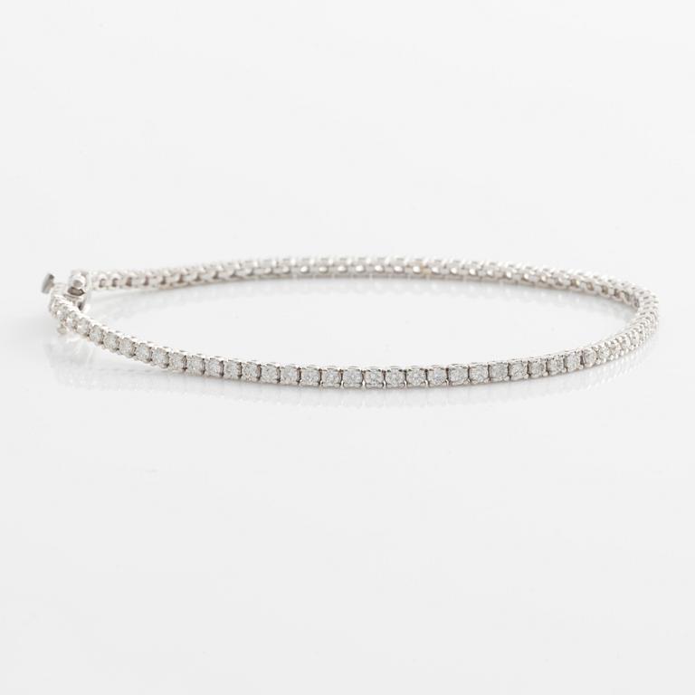 Tennis bracelet with brilliant-cut diamonds.