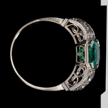 RING, trappslipad smaragd med antikslipade diamanter, tot. ca 1 ct. Art deco.
