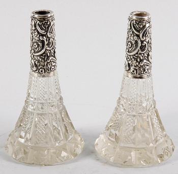 VASER/FLACONGER ett par. Glas och silver. England, Birmingham 1903.