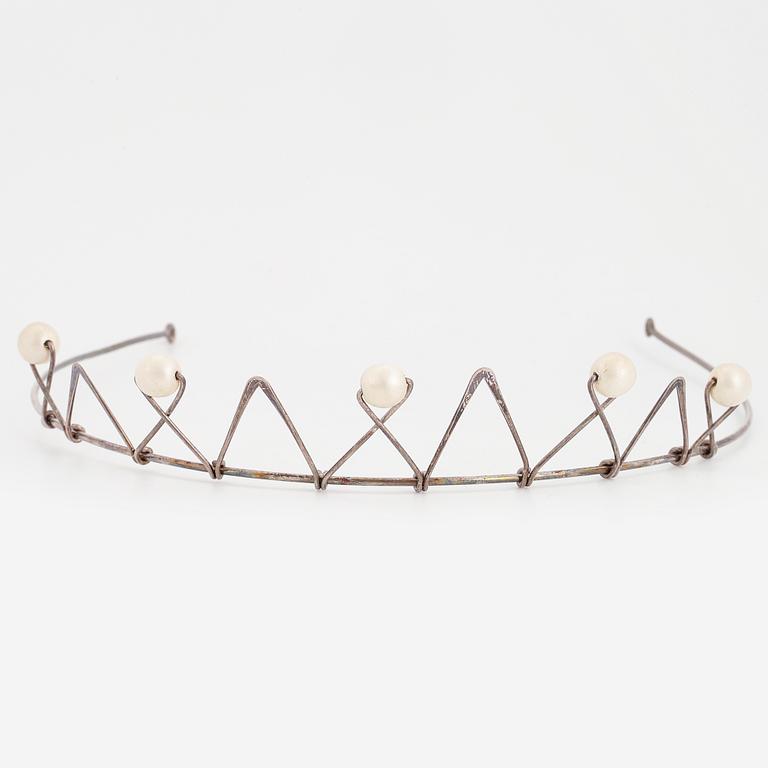Silver tiara and imitation pearls.