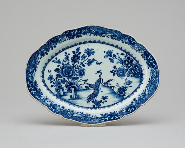 A blue and white serving dish, Qing dynasty, Qianlong (1736-95).