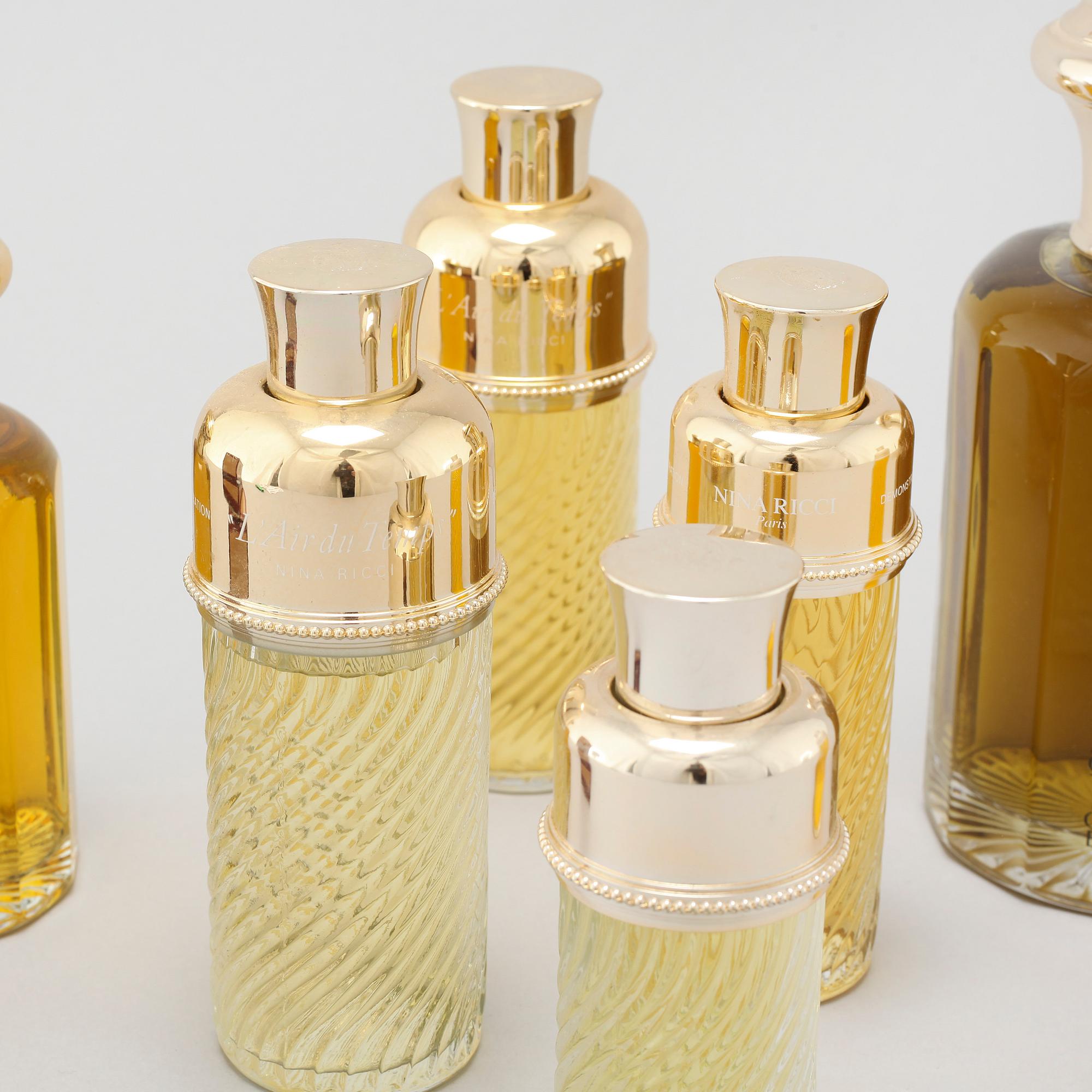NINA RICCI, seven factices and two perfumbottles.