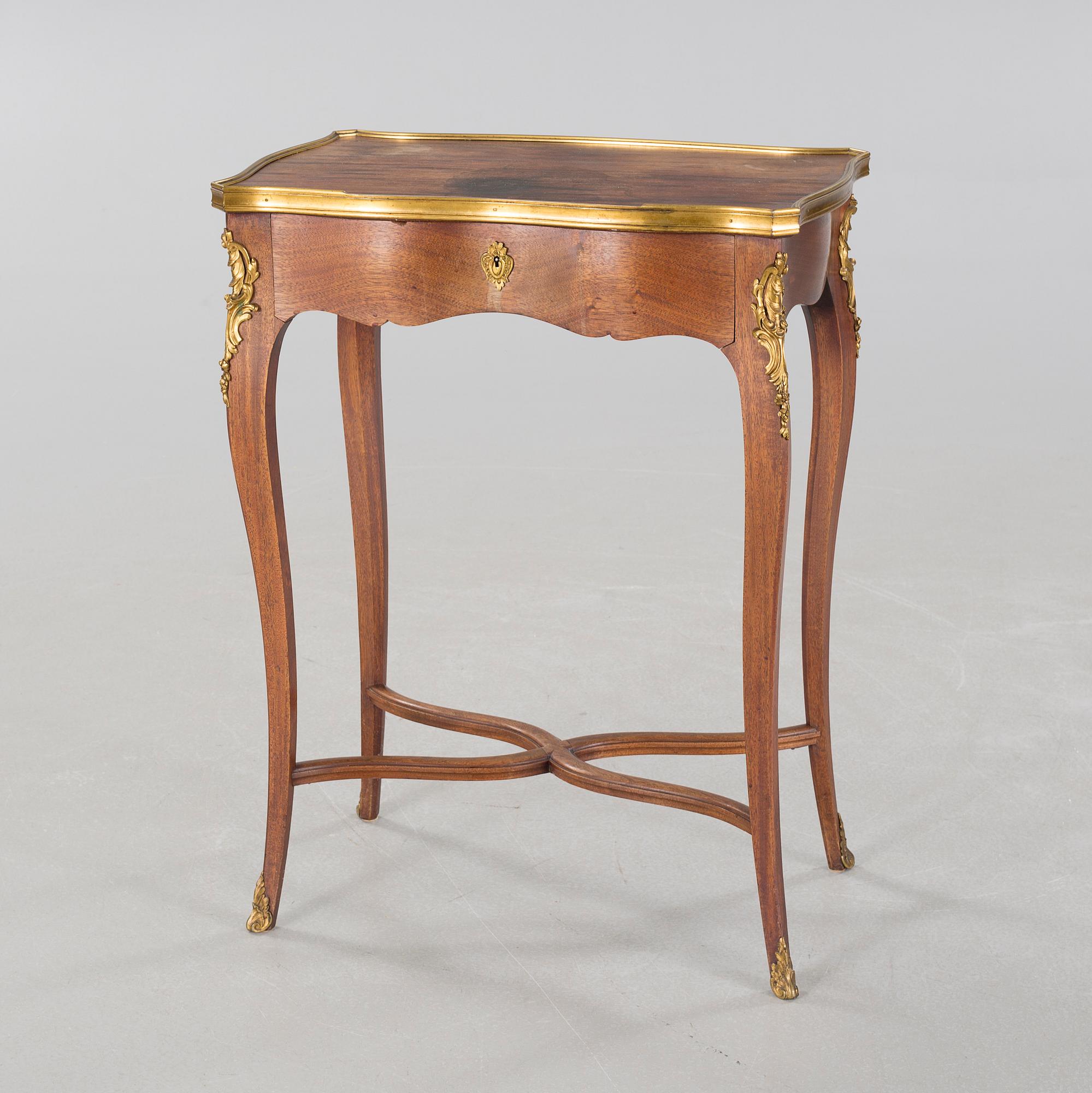 BORD, nyrokoko, signerat P. Sormani (Paul Sormani), Paris, 1800-talets andra hälft.